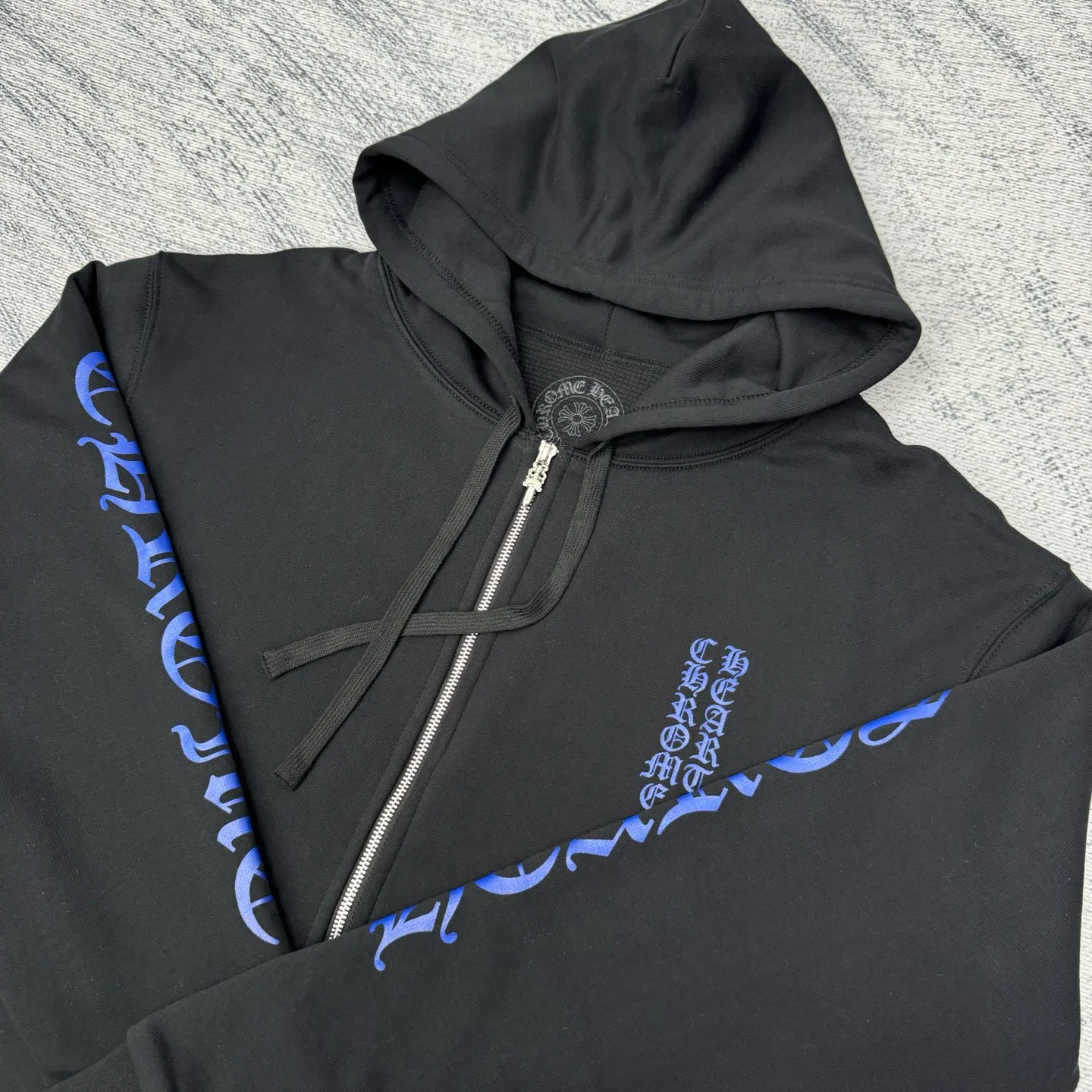 P490 Chrome Heart New Ch blue Sanskrit printed zipper hooded sweatshirt SIZE S/M/L/XL is made of high-quality cotton fabrics and has a loose shoulder cut that is not flattering on the figure. It can provide the wearer with a comfortable and comfortable wearing experience while creating a casual and lazy fashion atmosphere.